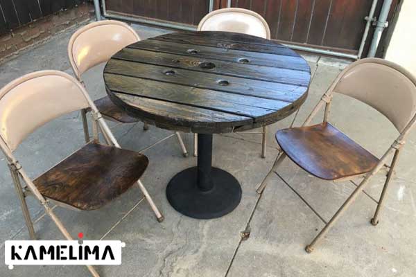 صندلی های فلزی در دکور کافه