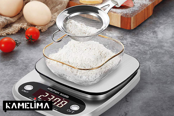 برای پخت کیک مواد را با ترازو یا پیمانه دقیق اندازه بگیرید