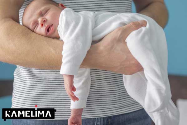 یکی از راه های درمان و آرام کردن نوزاد کولیکی، در آغوش گرفتن اوست