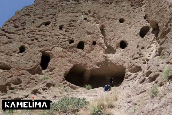 غارهای دستکند صخره ای هراز از مکان های گردشگری آمل