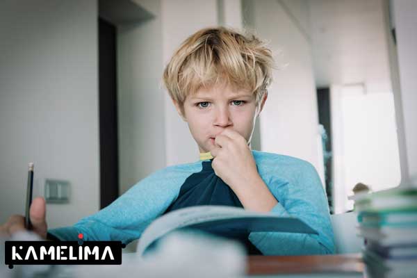 دلزدگی و بی حوصلگی، یکی از دلایل ناخن خوردن متعدد در کودکان
