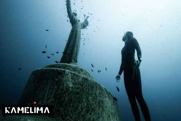 مجسمه برنزی بزرگ مسیح در زیر آب