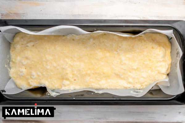 مواد نان را داخل قالب بریزید