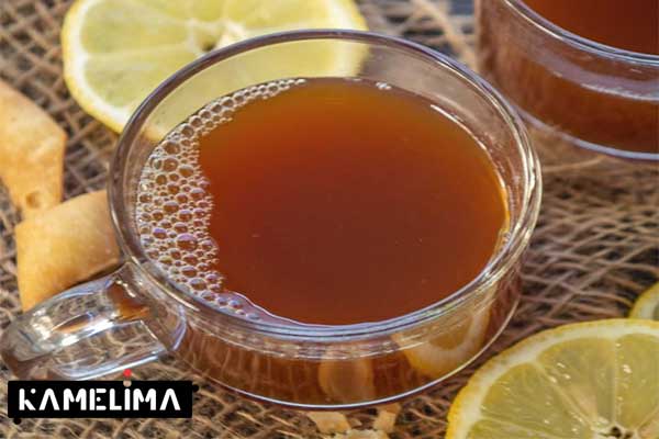 برای تهیه چای لیمو، عسل و آب لیمو را در آب داغ مخلوط کنید